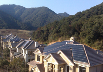 在屋頂電站應用上，碲化鎘薄膜（mó）組件與晶矽組件的安裝（zhuāng）效果對比圖