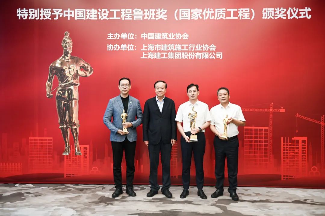 1696987533315410AII2.jpg 640.jpg